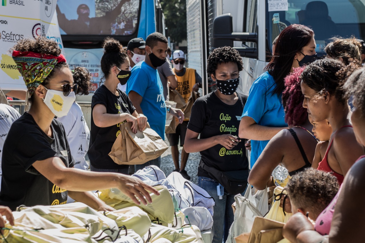 Voluntários do Só Vamos durante uma ação de distribuição
