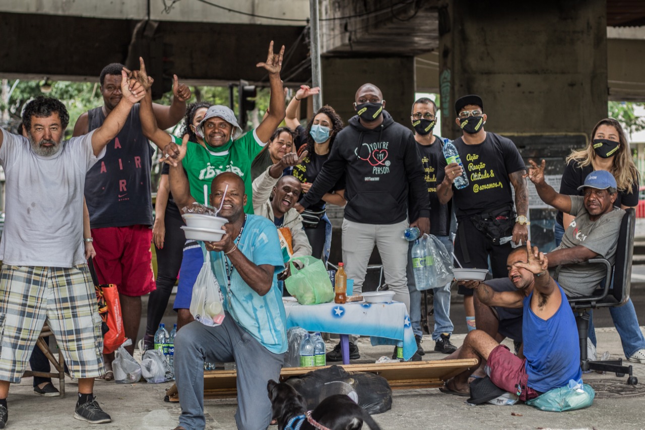 Voluntários e pessoas atendidas pelo projeto Só Vamos reunidos durante uma ação social