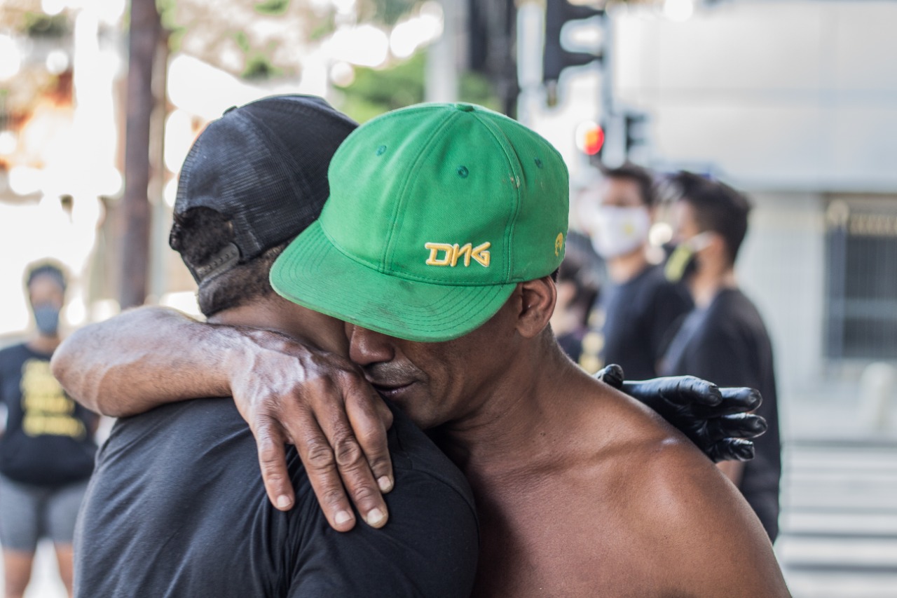 Abraço durante uma ação social do projeto Só Vamos